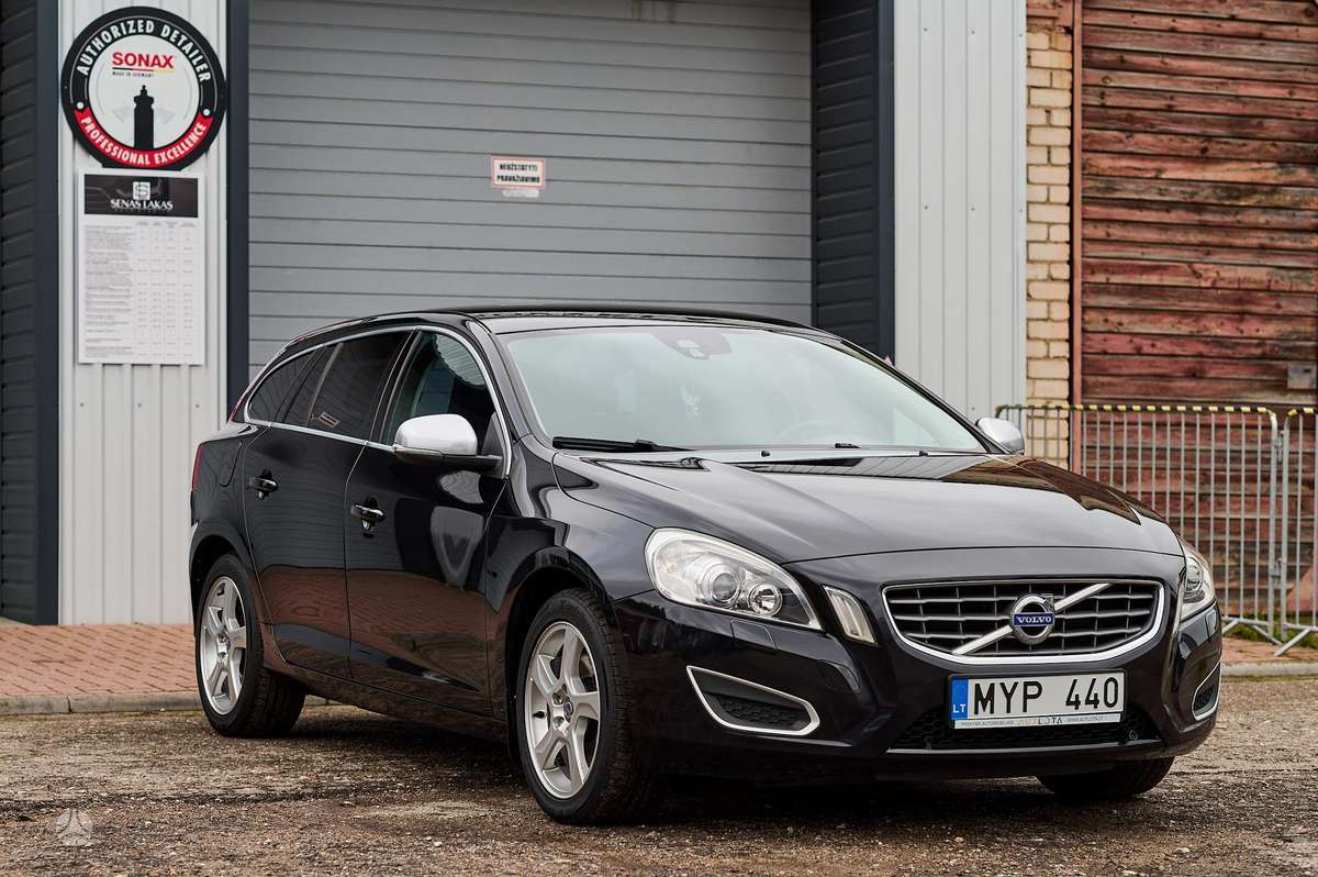Volvo V60 2012 — interior