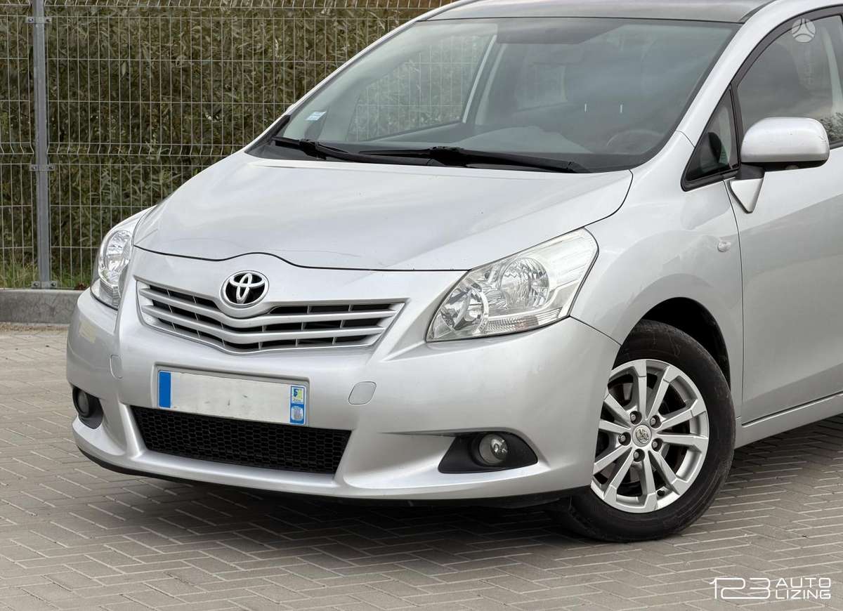 Toyota Verso 2010 — rear view