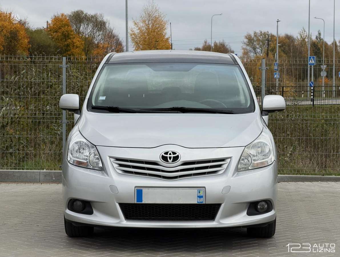 Toyota Verso 2010 — interior