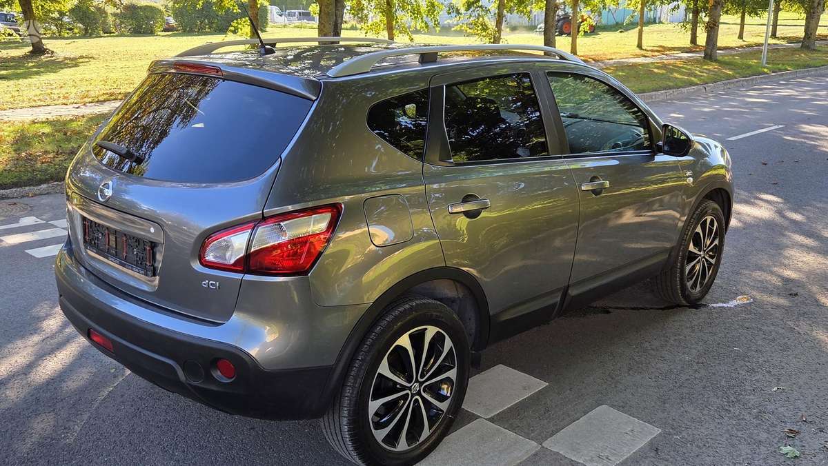Nissan Qashqai 2012 — rear view