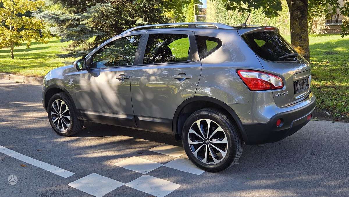 Nissan Qashqai 2012 — interior