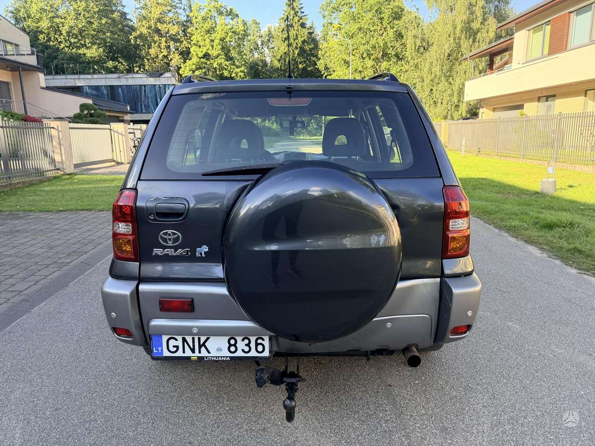 Toyota RAV4 2004 — салон