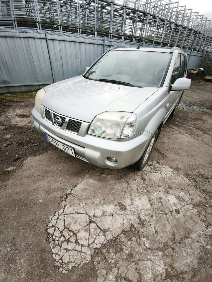 Nissan X-Trail 2004 — rear view