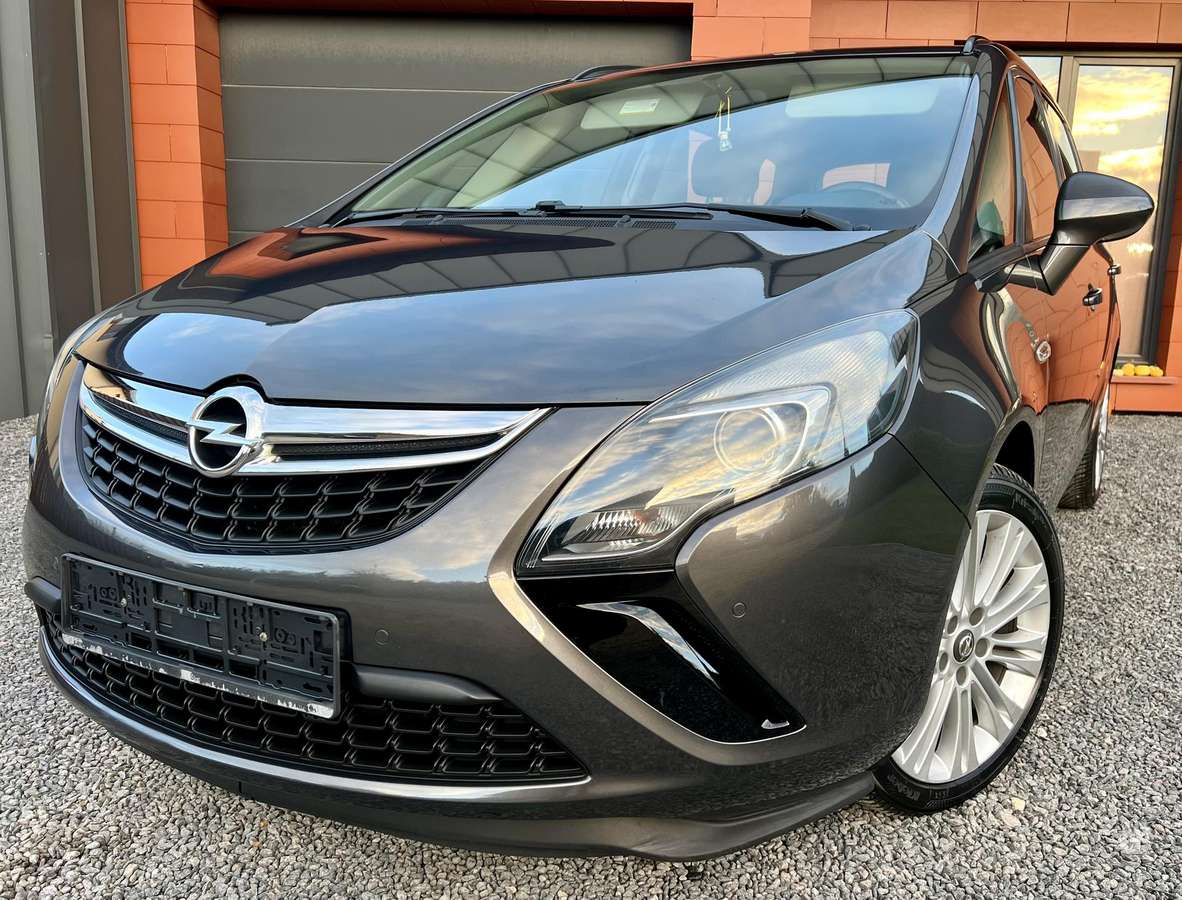 Opel Zafira 2012 — rear view