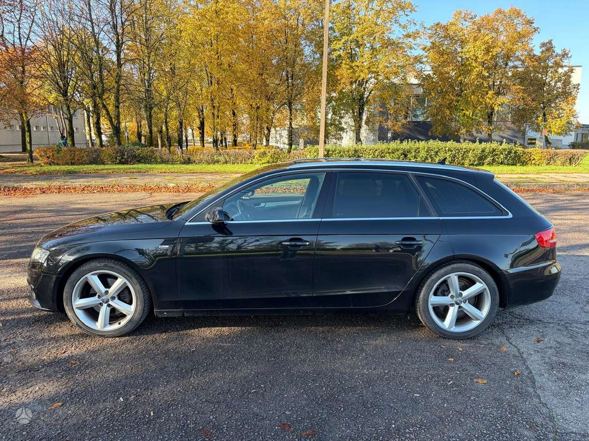 Audi A4 2010 — салон