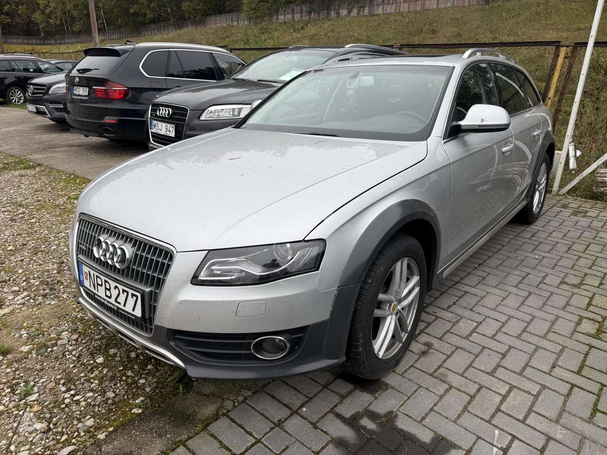Audi A4 2009 — салон