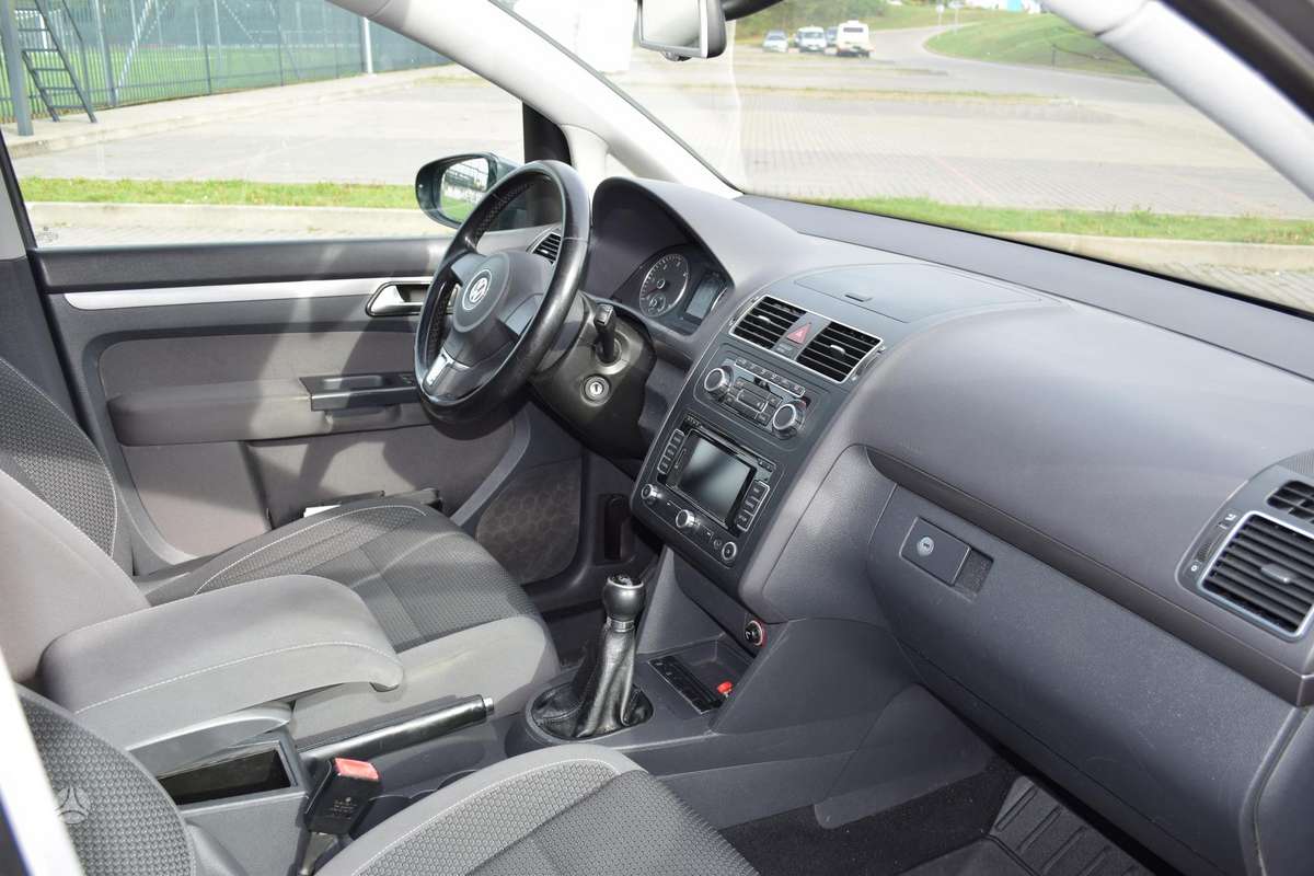 Volkswagen Touran 2010 — photo 10