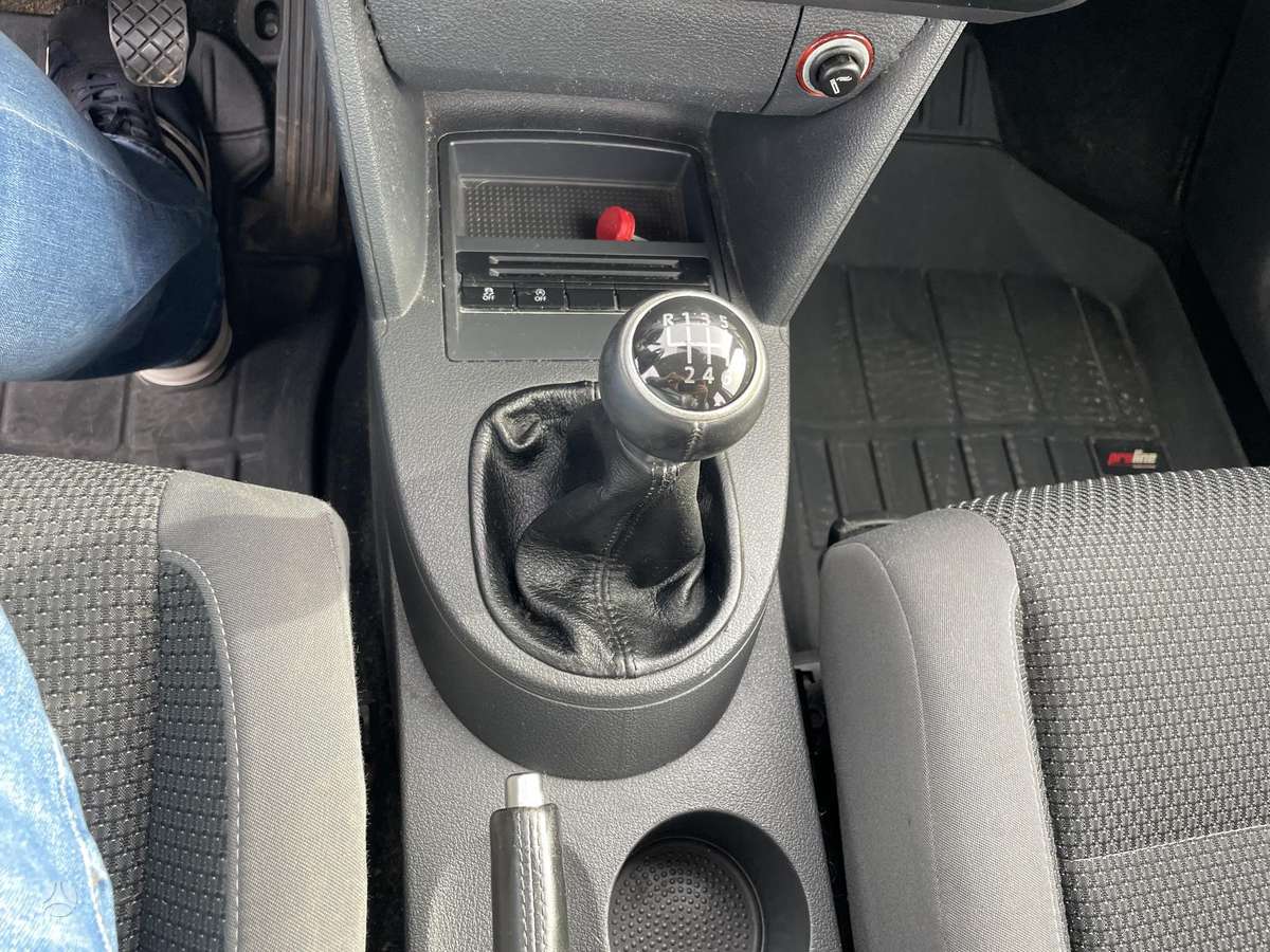 Volkswagen Touran 2010 — photo 14