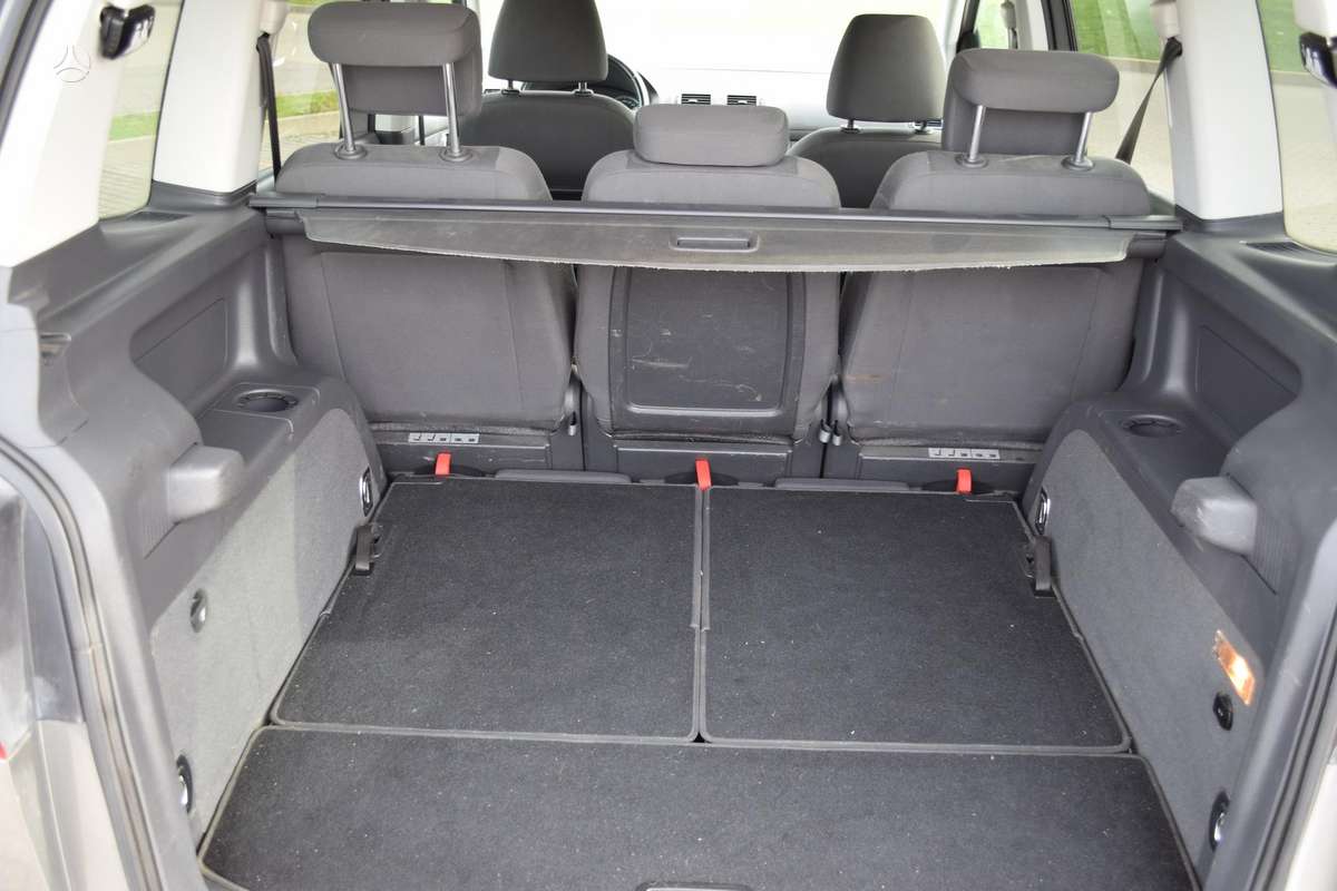Volkswagen Touran 2010 — photo 17