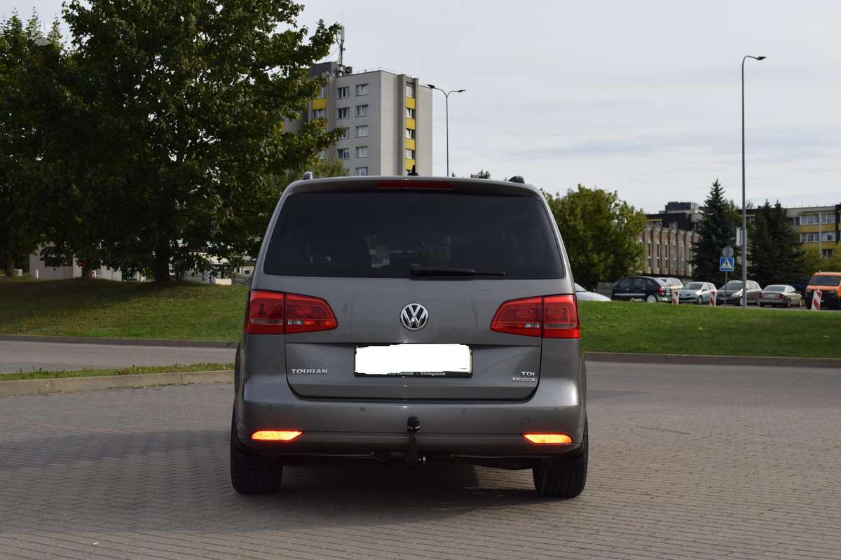 Volkswagen Touran 2010 — rear view