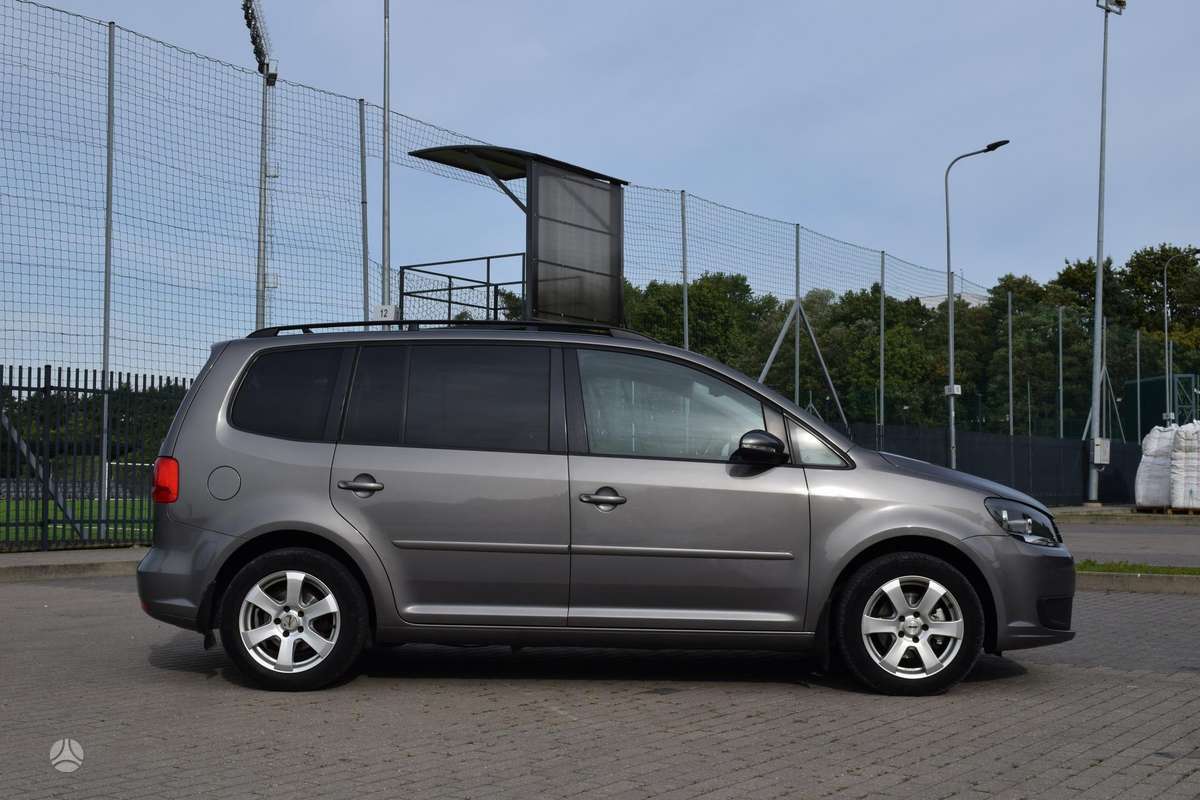 Volkswagen Touran 2010 — interior