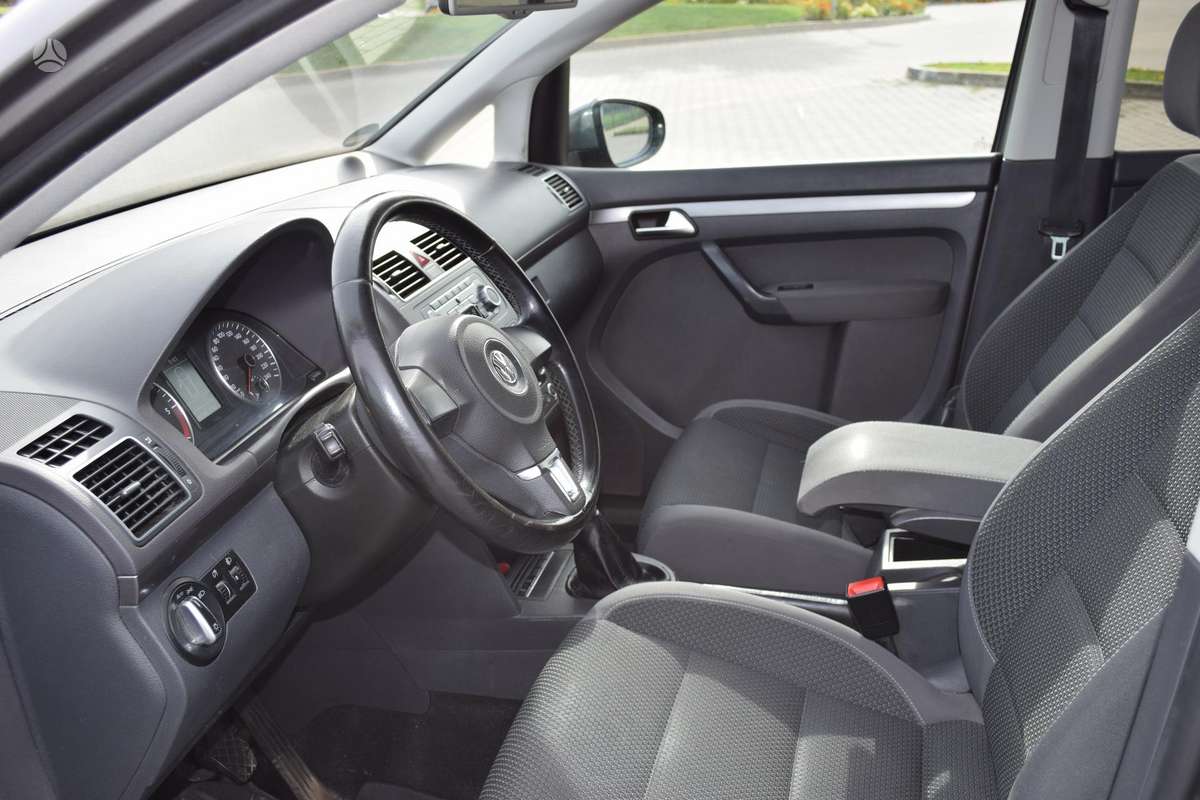 Volkswagen Touran 2010 — photo 9
