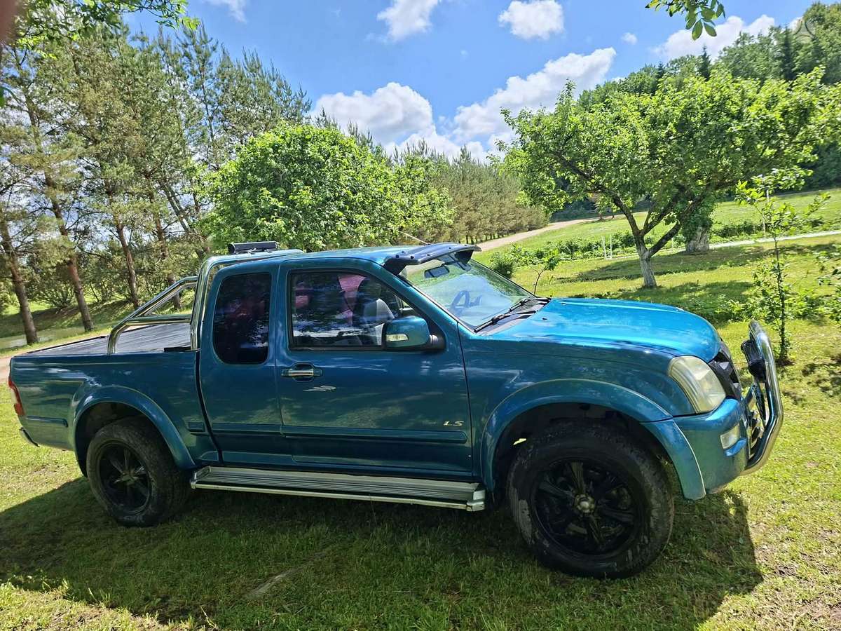 Isuzu Rodeo 2006 — вигляд ззаду