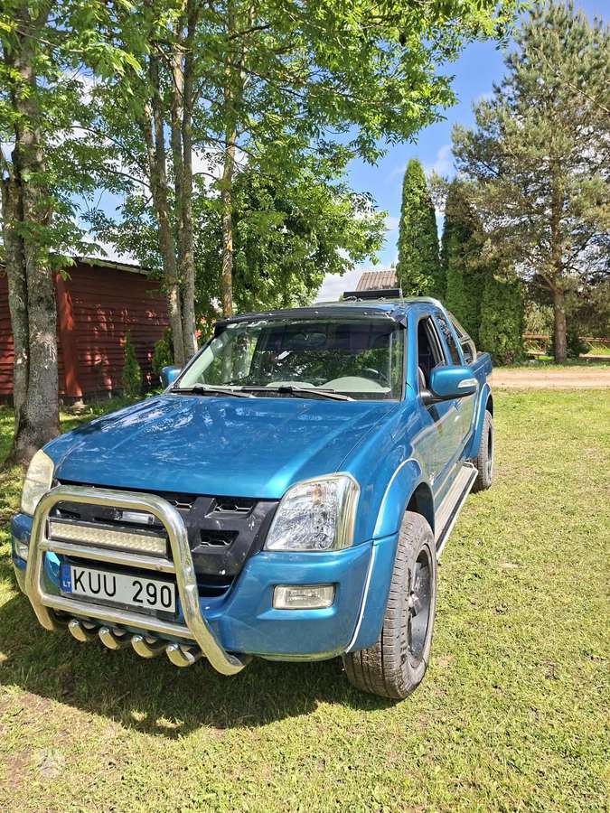 Isuzu Rodeo 2006 — салон