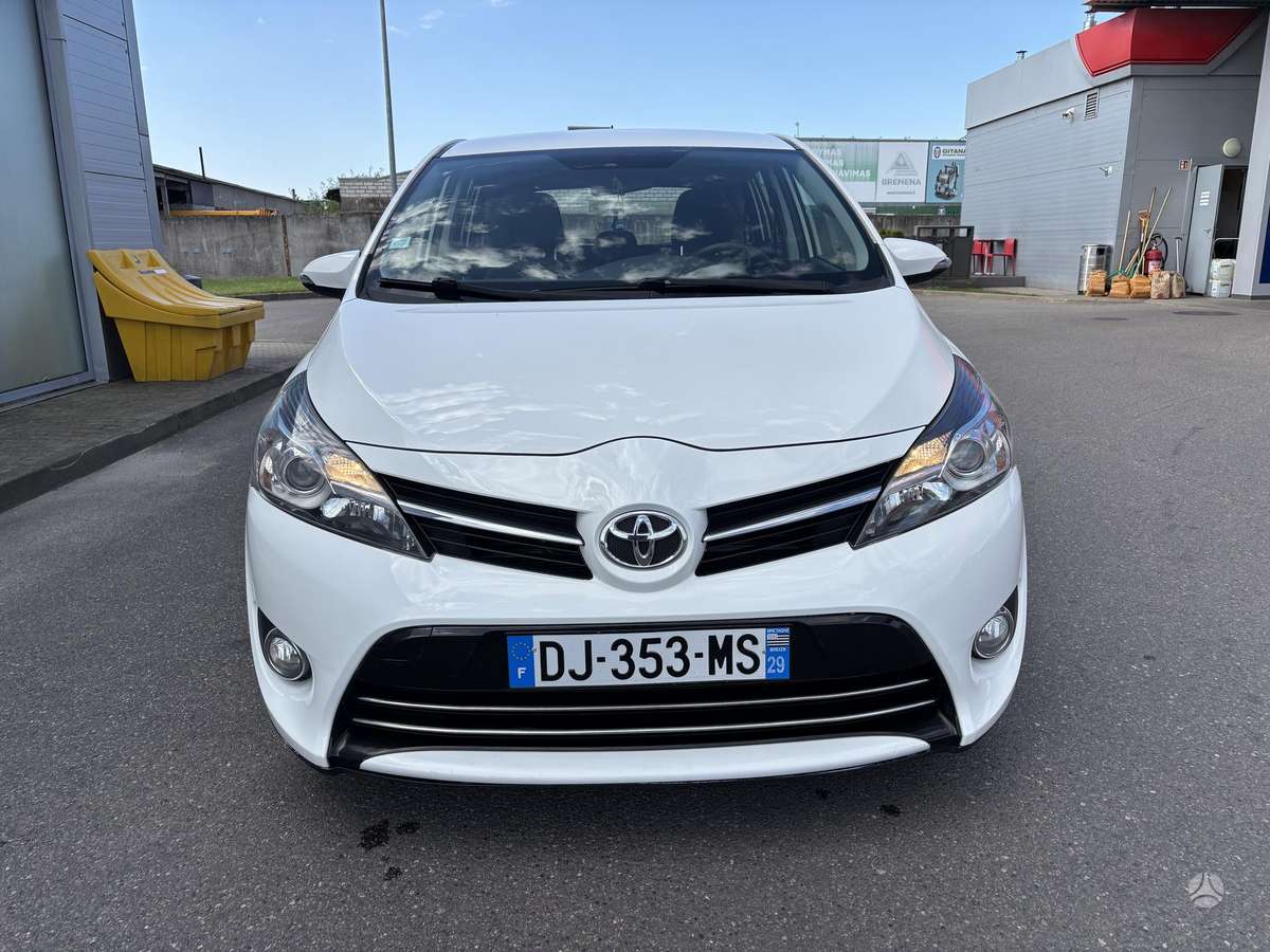 Toyota Verso 2014 — rear view