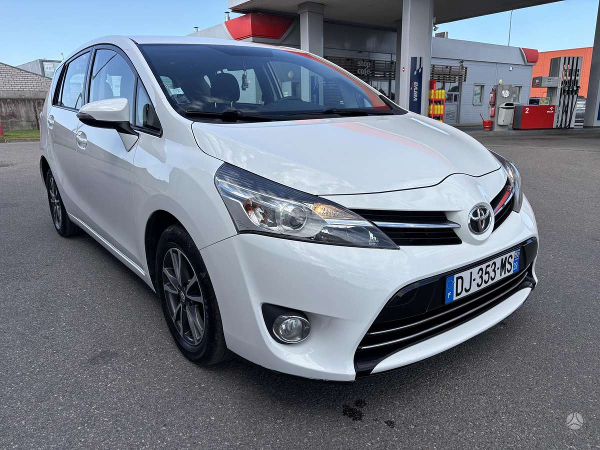 Toyota Verso 2014 — interior