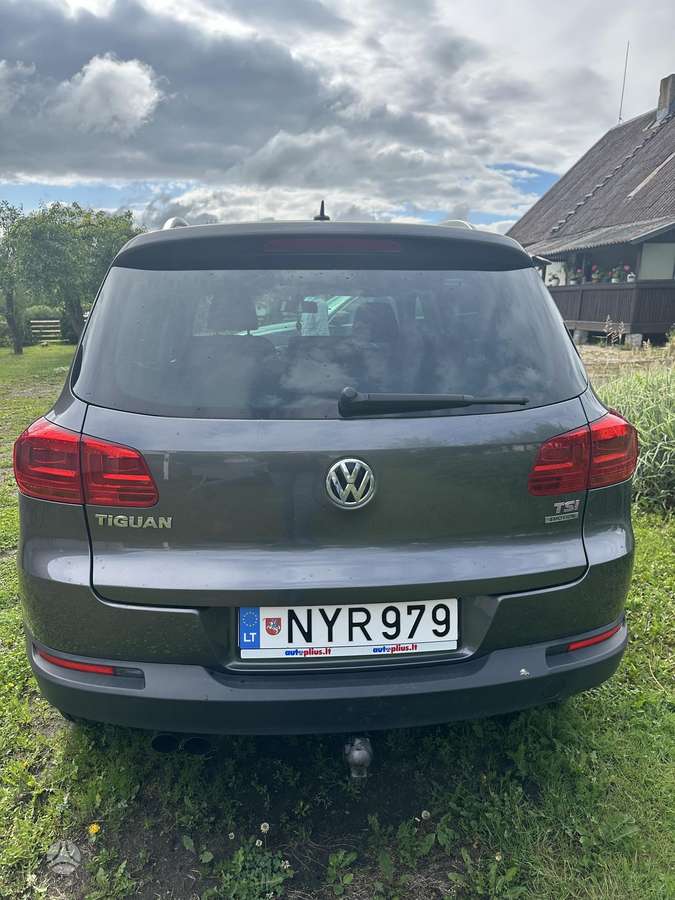 Volkswagen Tiguan 2011 — interior