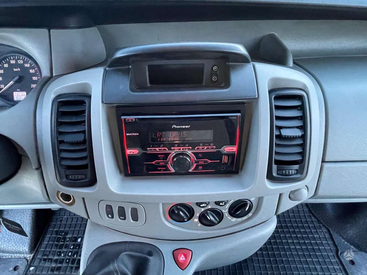 Opel Vivaro 2004 — photo 11