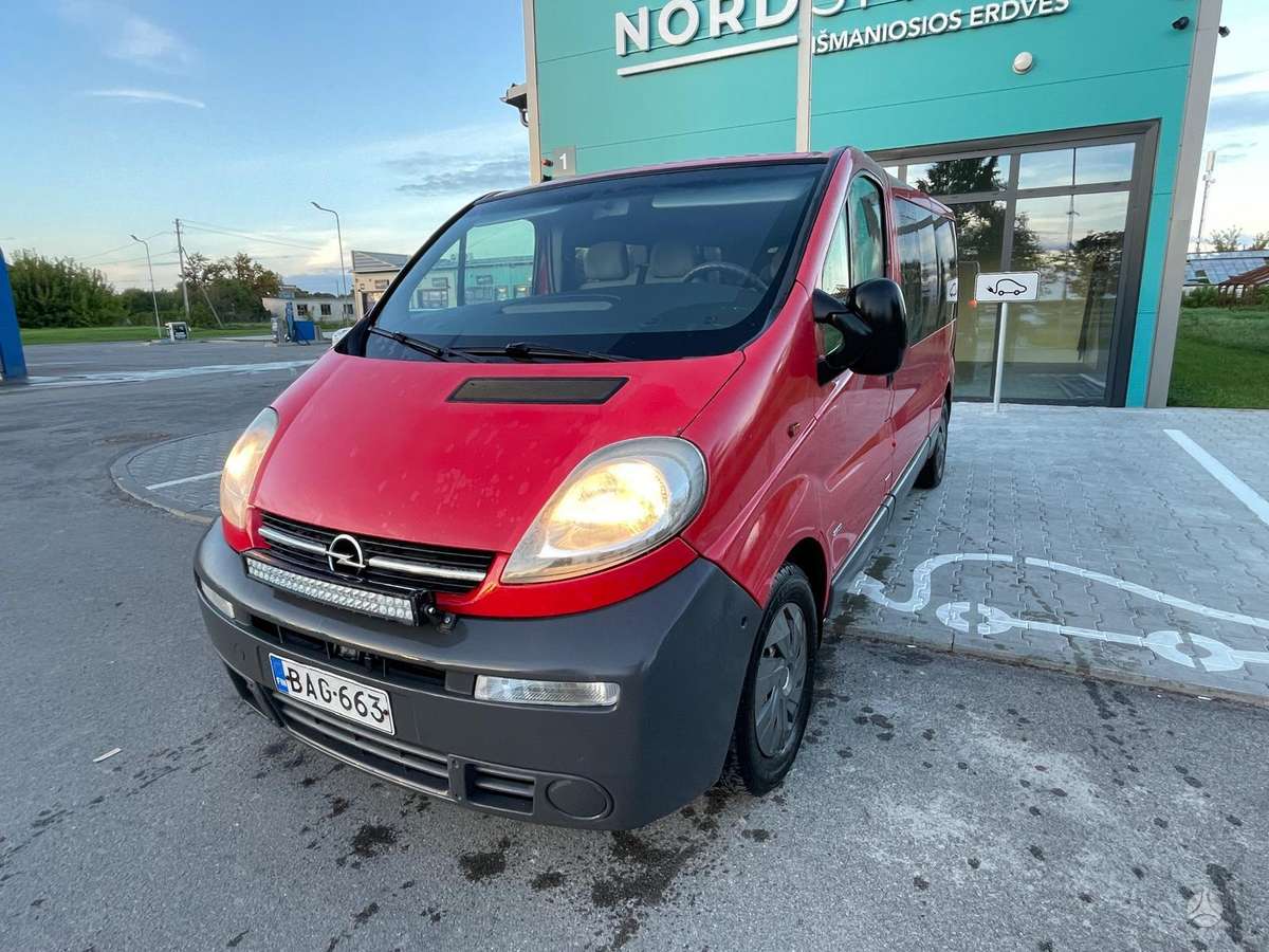 Opel Vivaro 2004 — rear view