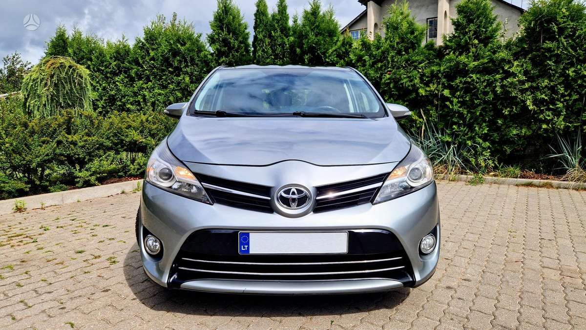 Toyota Verso 2013 — interior