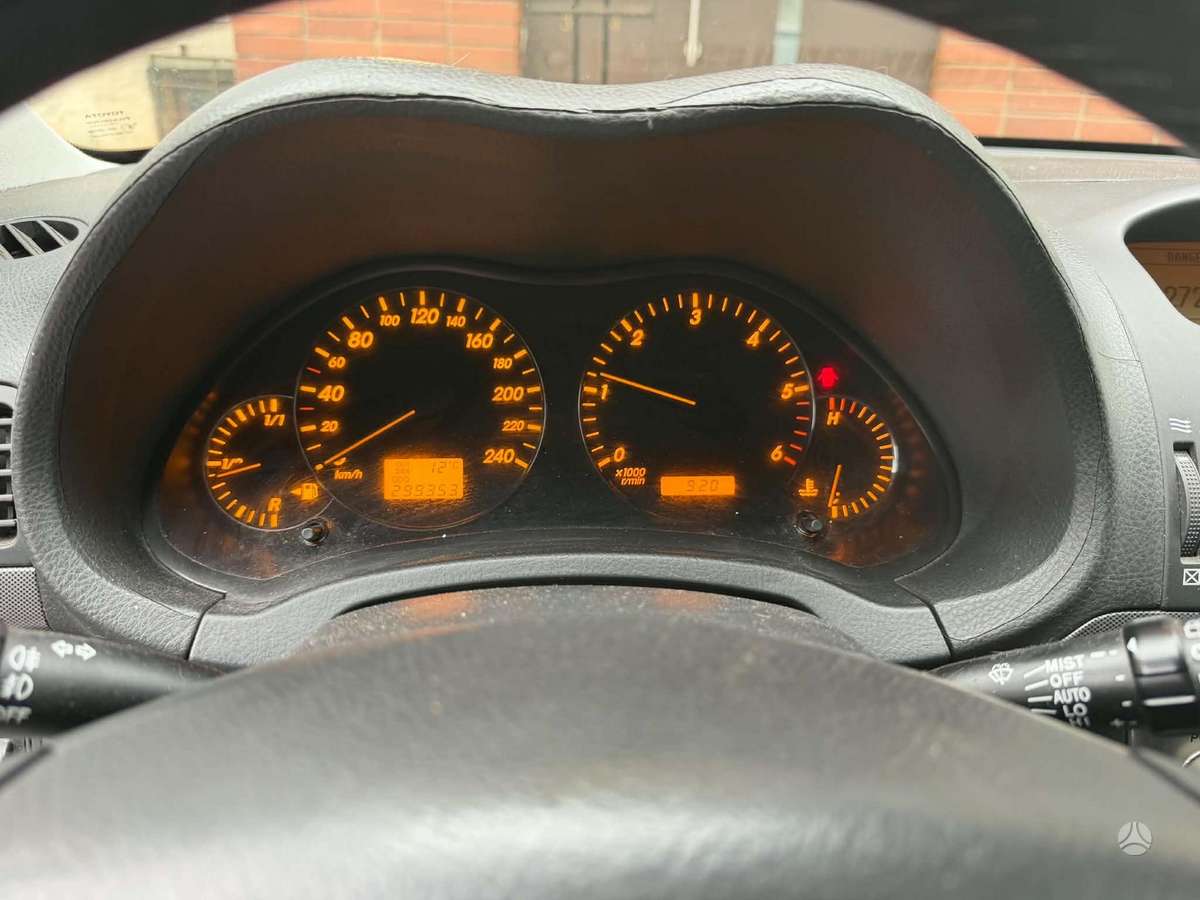 Toyota Avensis 2004 — вигляд ззаду