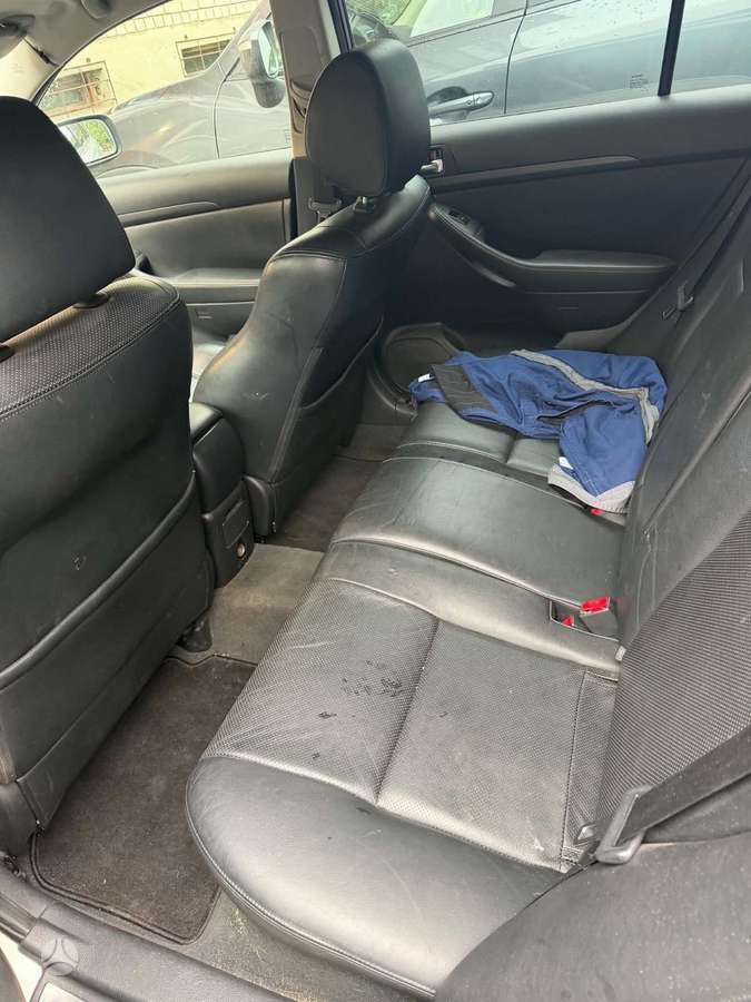 Toyota Avensis 2004 — салон