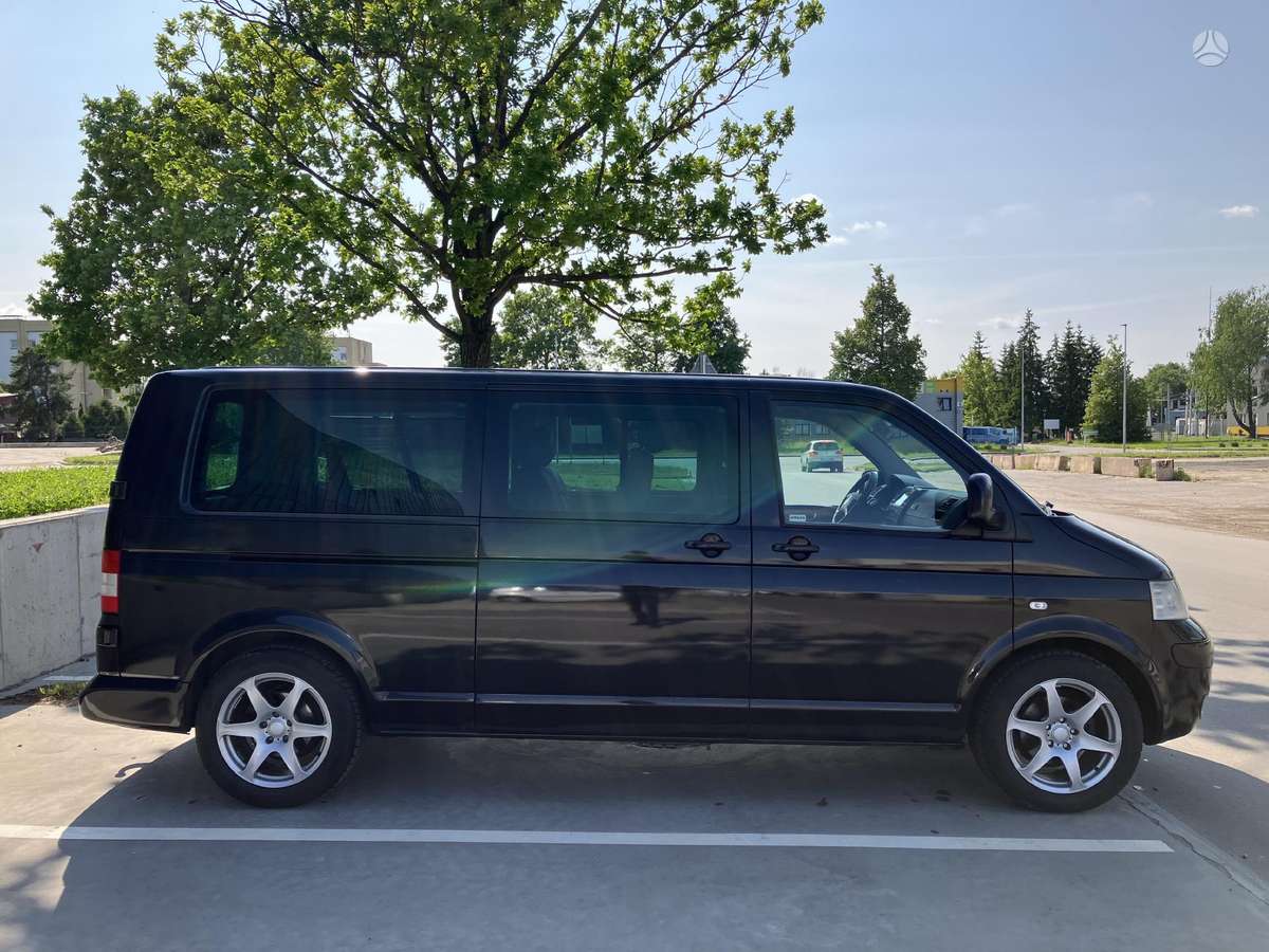 Volkswagen Caravelle 2006 — rear view