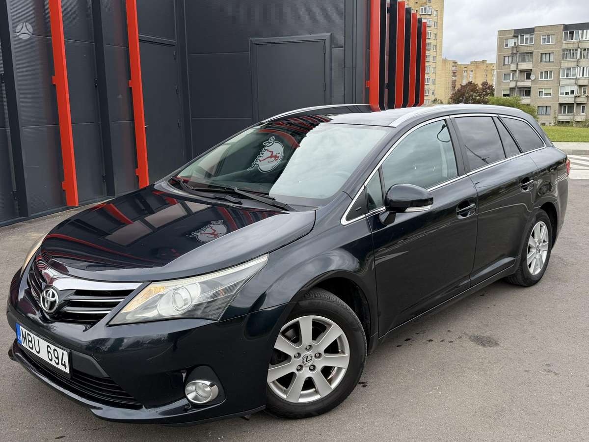 Toyota Avensis 2012 — вигляд ззаду
