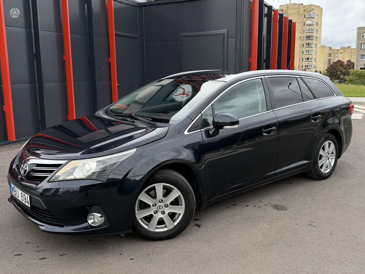 Toyota Avensis 2012 — салон