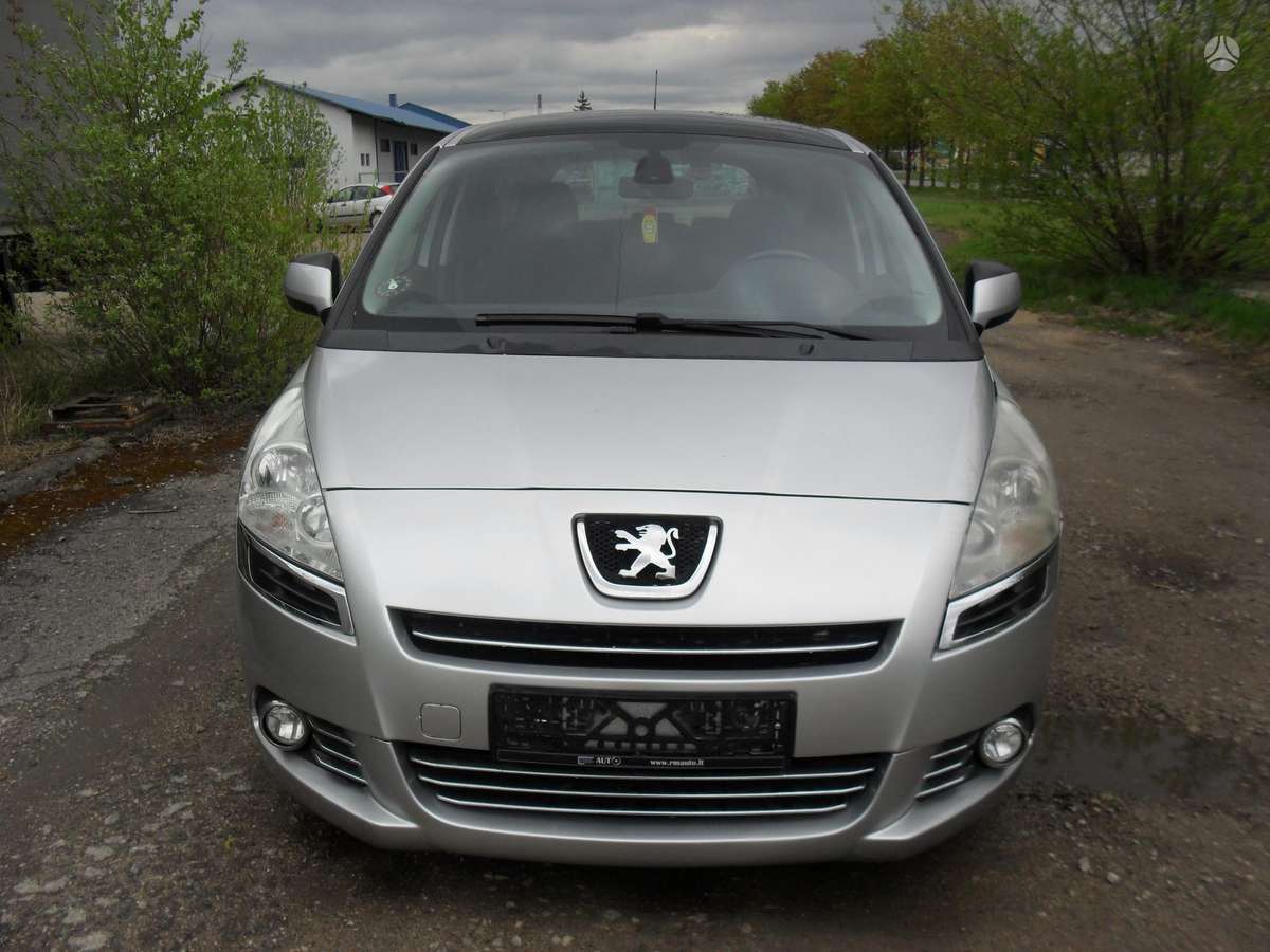 Peugeot 5008 2012 — interior