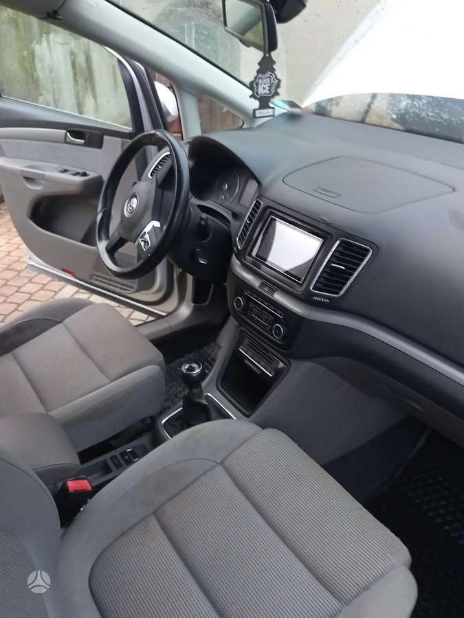 Volkswagen Sharan 2011 — photo 10