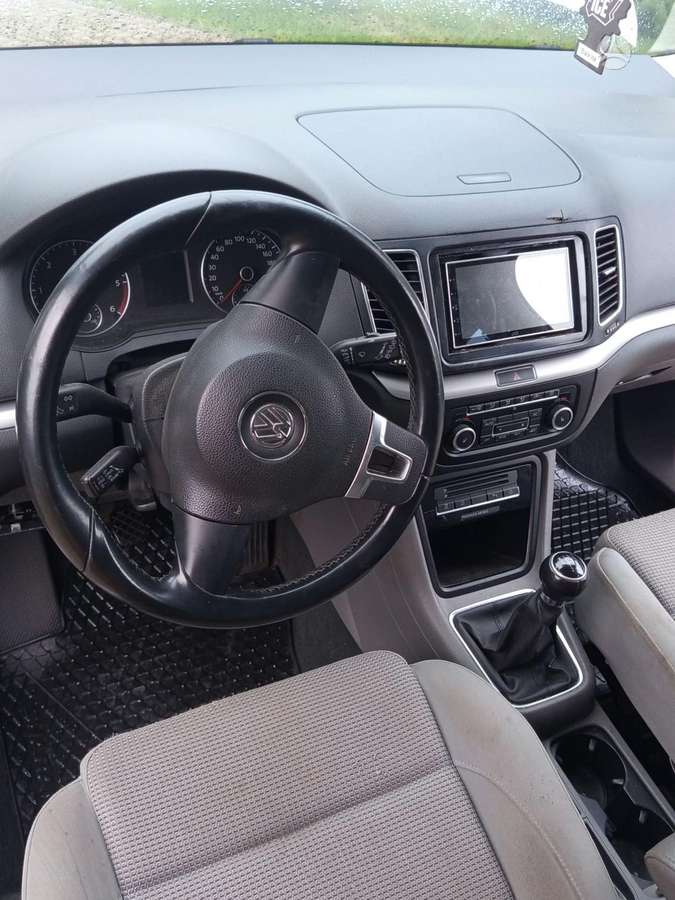 Volkswagen Sharan 2011 — photo 15