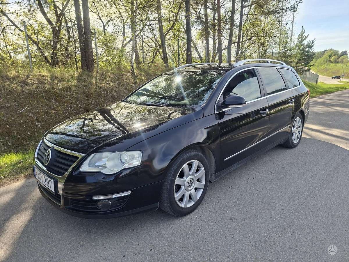 Volkswagen Passat 2010 — rear view