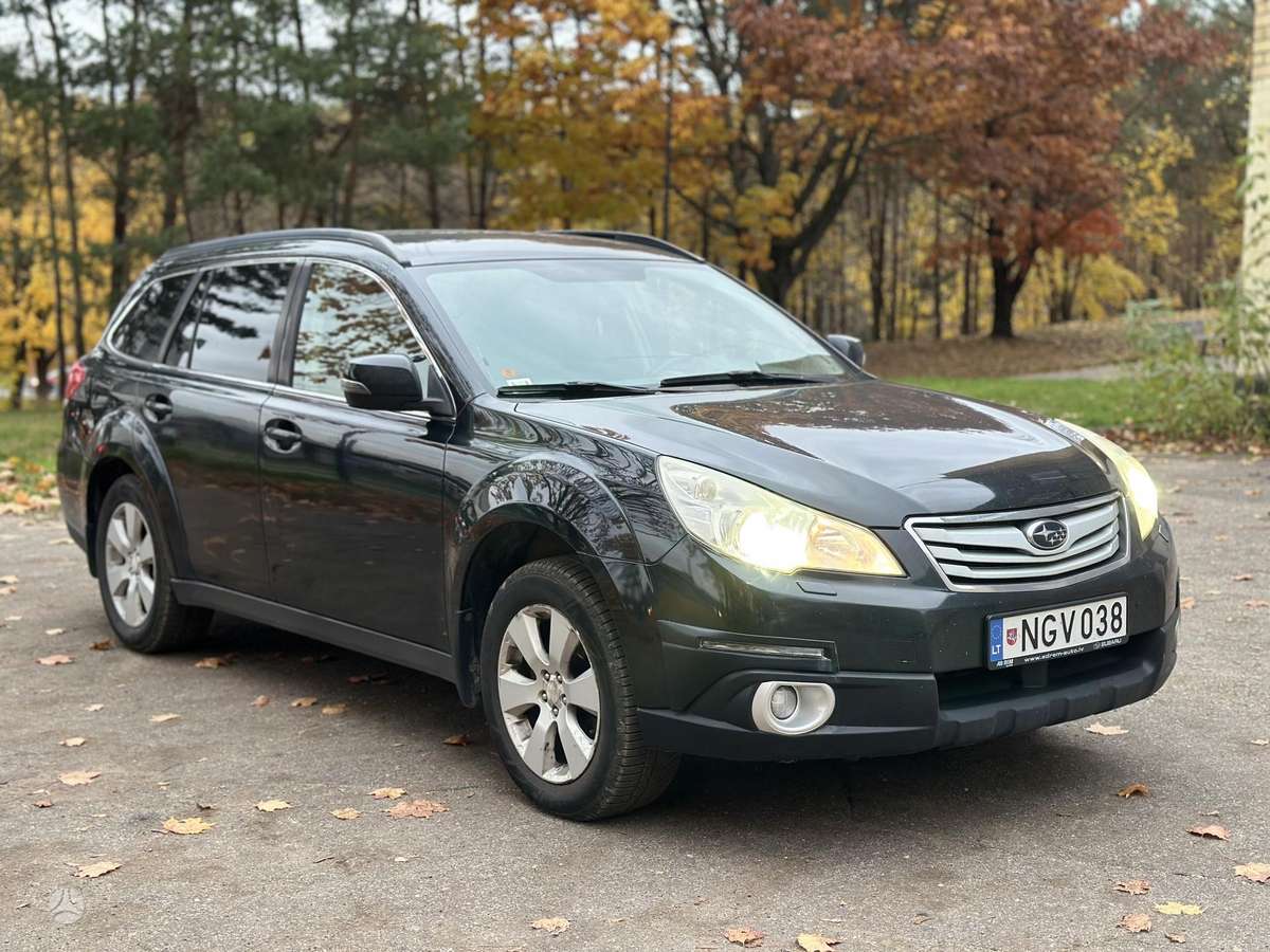 Subaru Outback 2012 — rear view