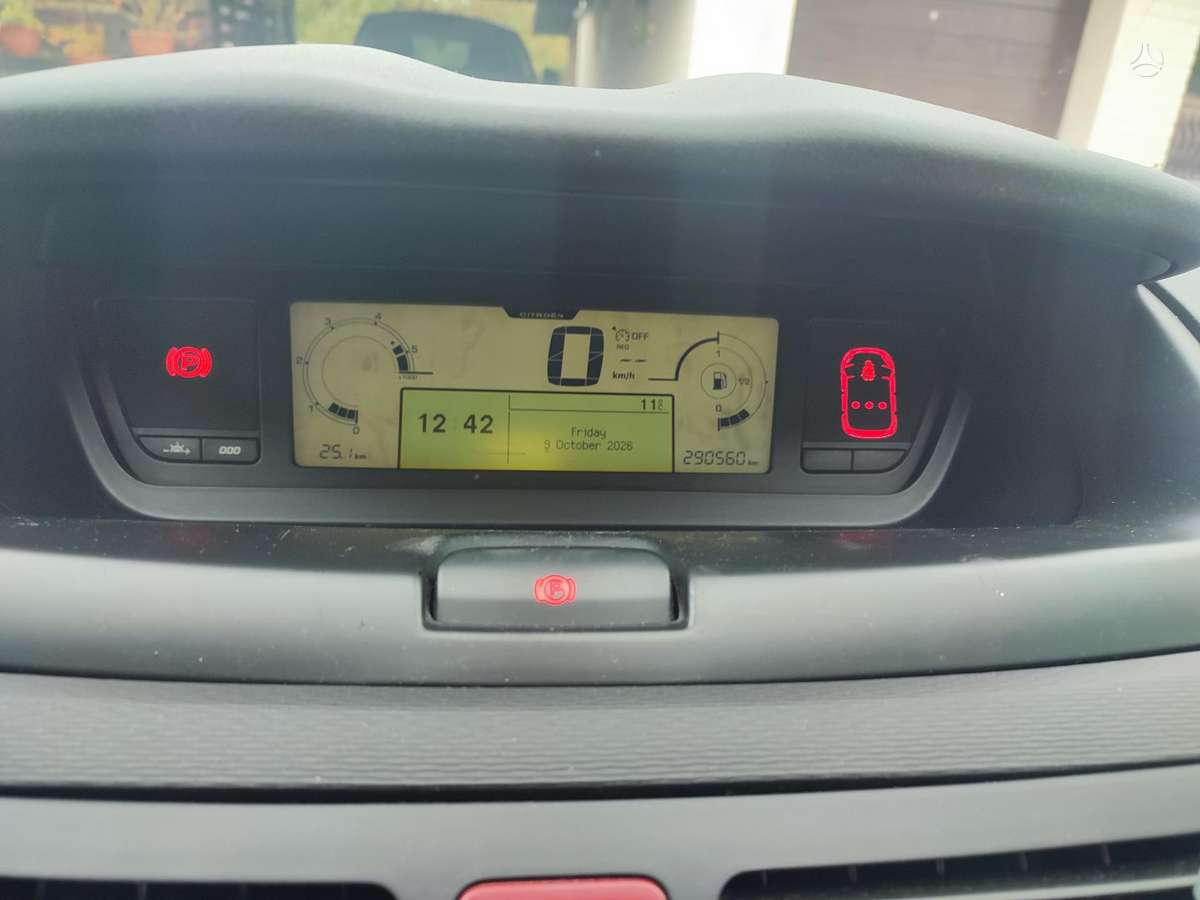Citroen C4 2010 — салон