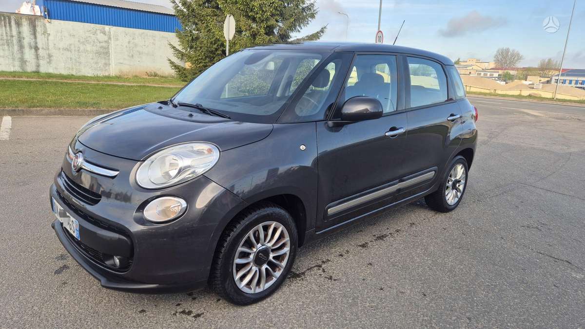 Fiat 500L 2015 — rear view