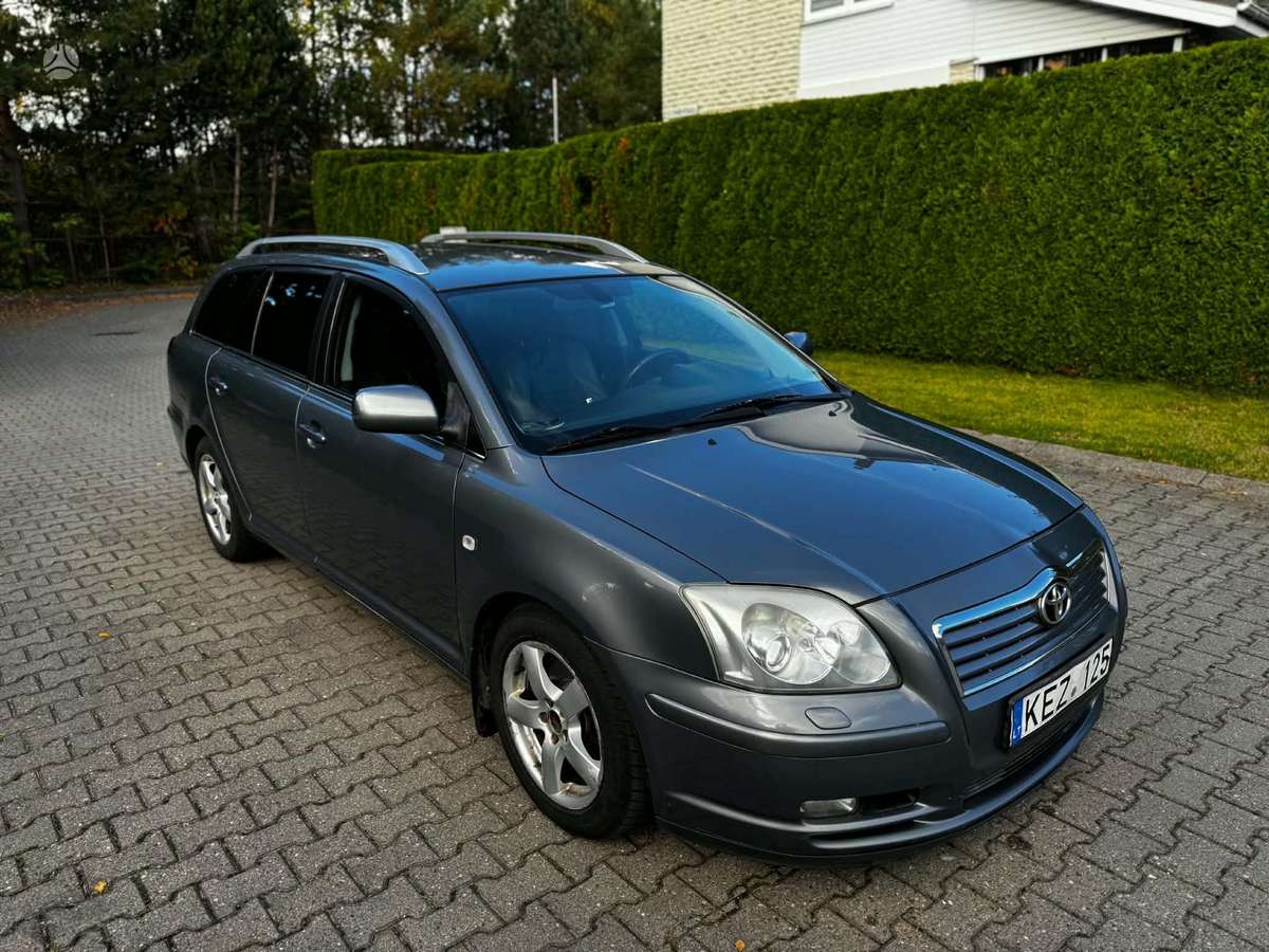 Toyota Avensis 2005 — rear view