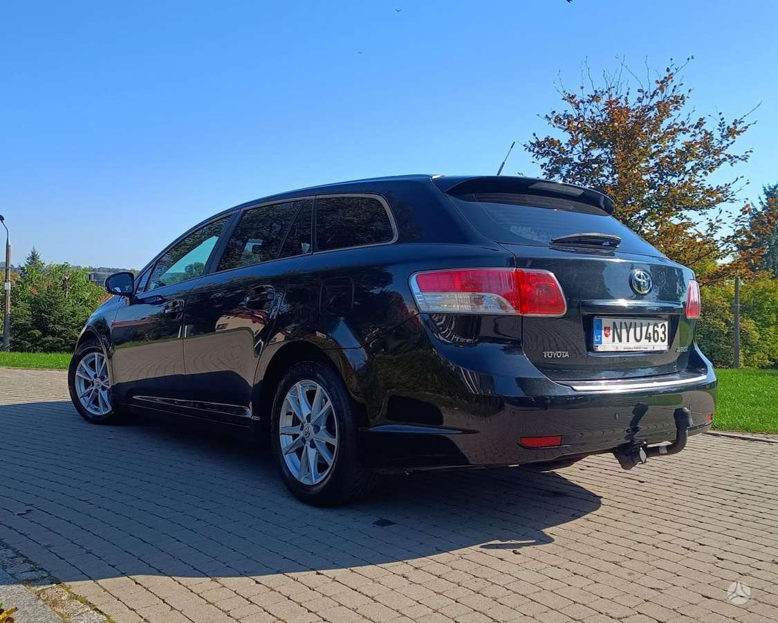 Toyota Avensis 2009 — rear view
