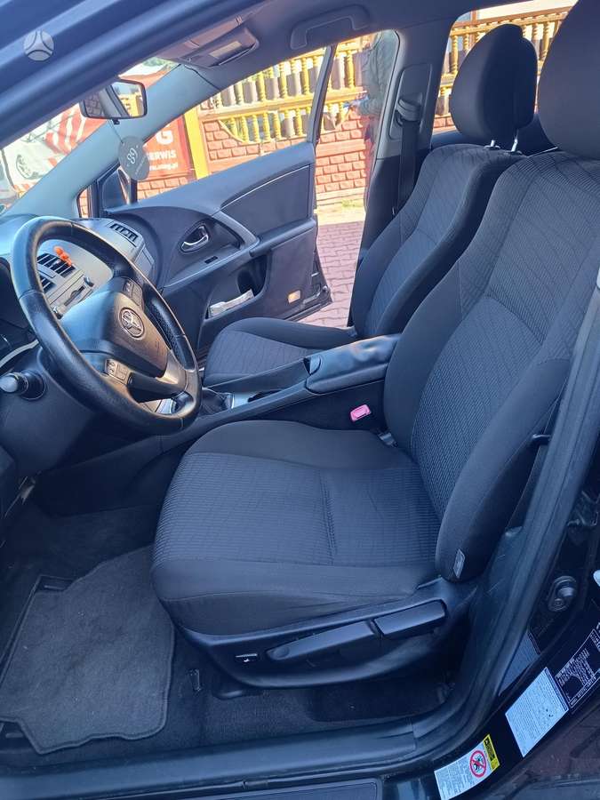 Toyota Avensis 2009 — interior