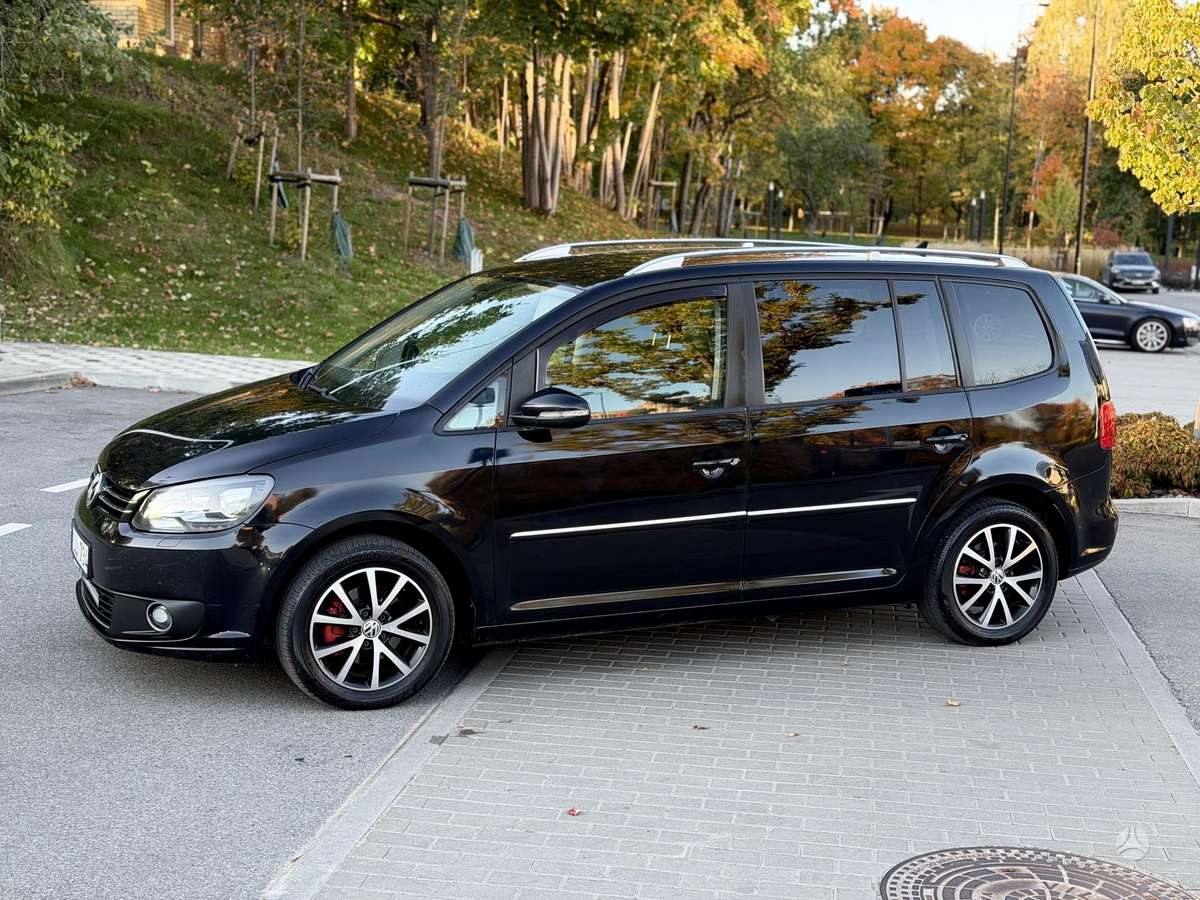 Volkswagen Touran 2012 — interior