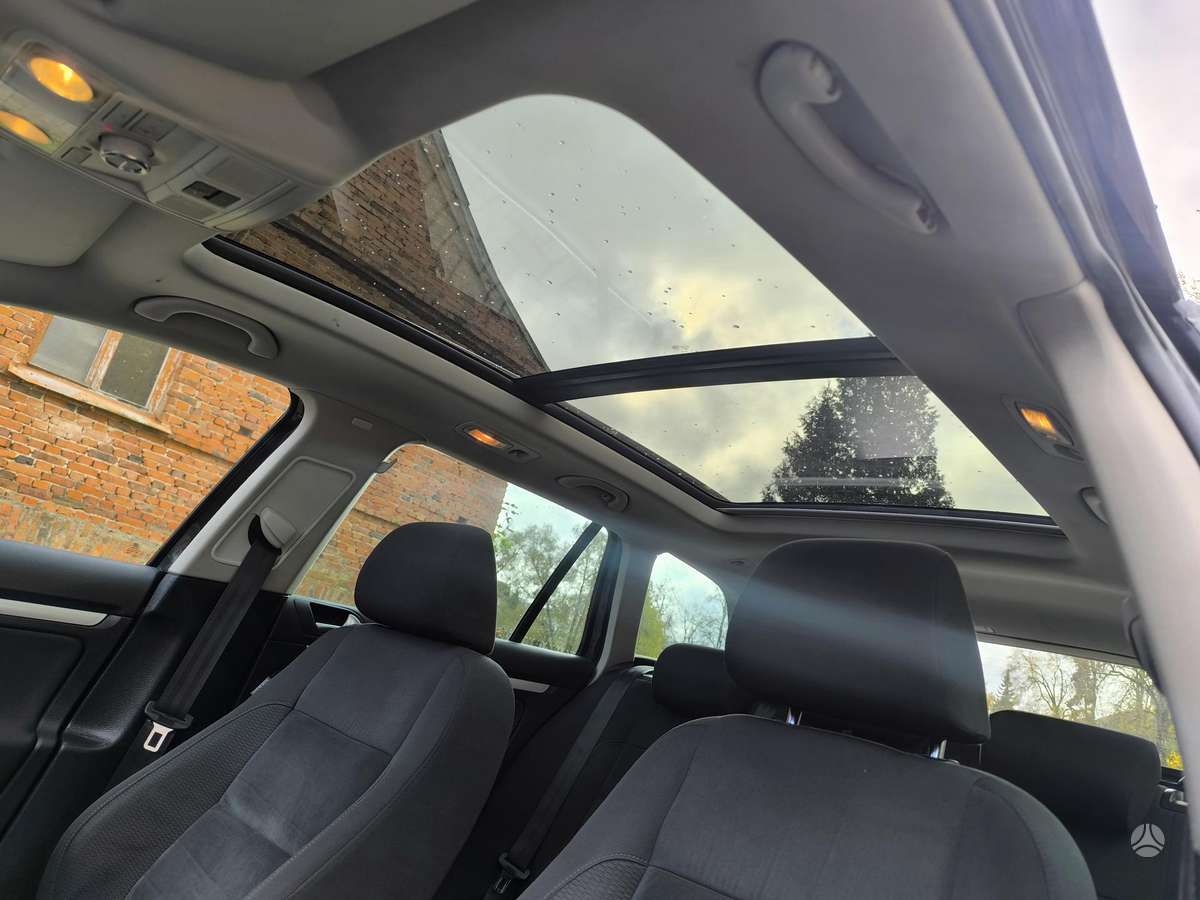 Volkswagen Golf 2012 — салон