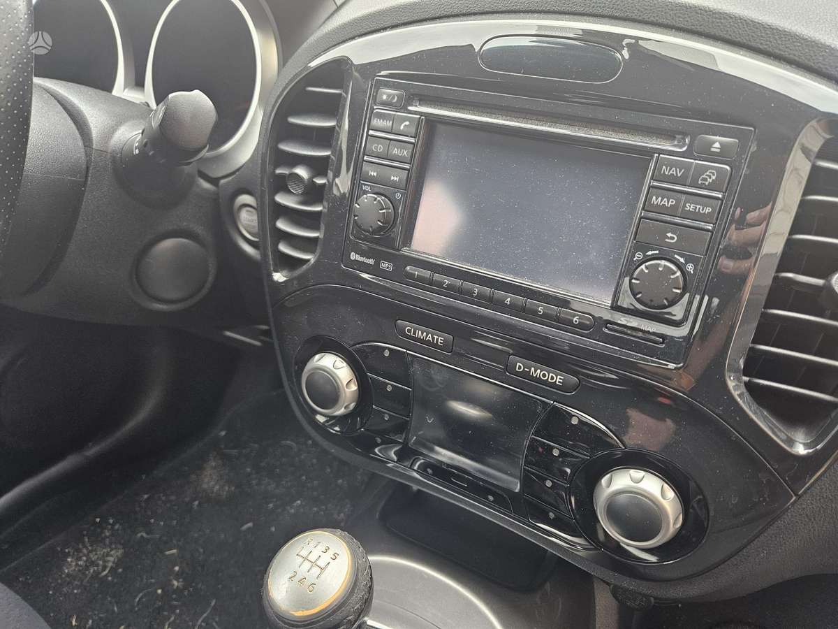 Nissan Juke 2011 — interior