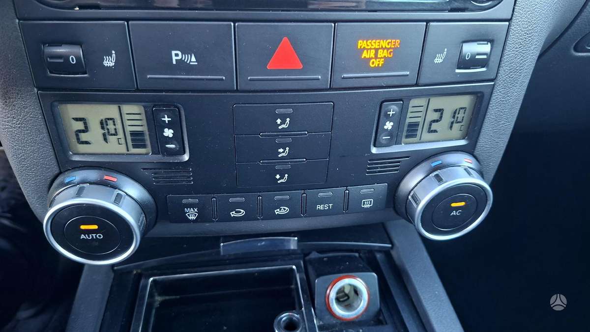 Volkswagen Touareg 2009 — photo 24