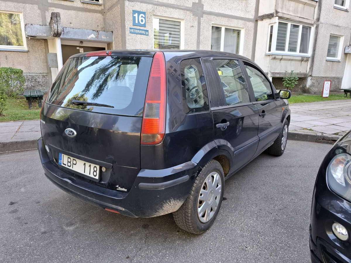 Ford Fusion 2004 — вигляд ззаду
