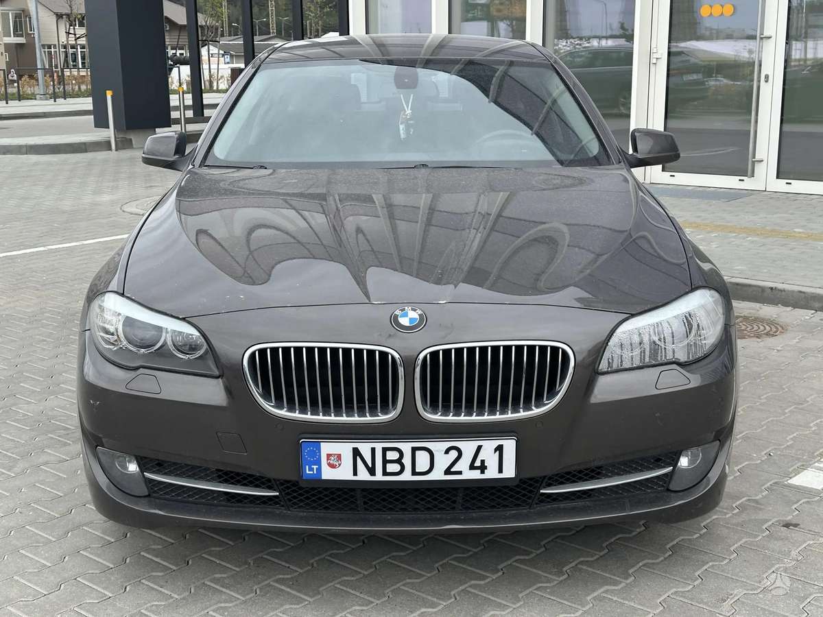 BMW 520 2012 — вигляд ззаду