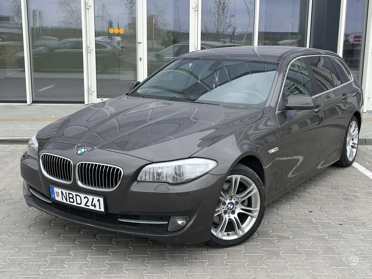 BMW 520 2012 — салон