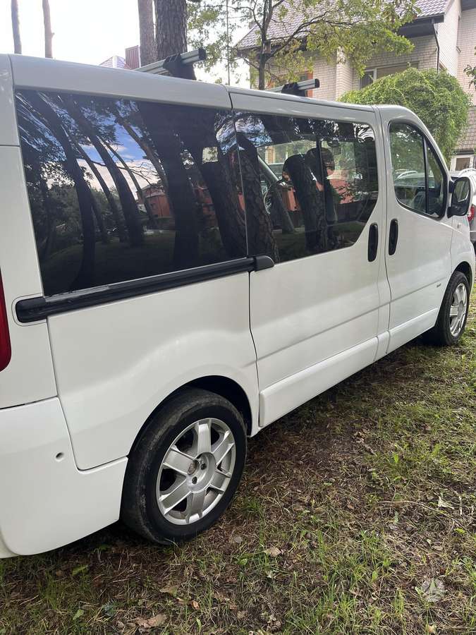 Opel Vivaro 2011 — interior
