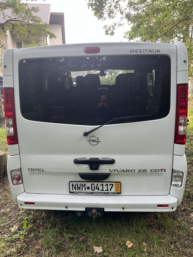 Opel Vivaro 2011 — engine 2464 cm³, 145 HP (107kW)
