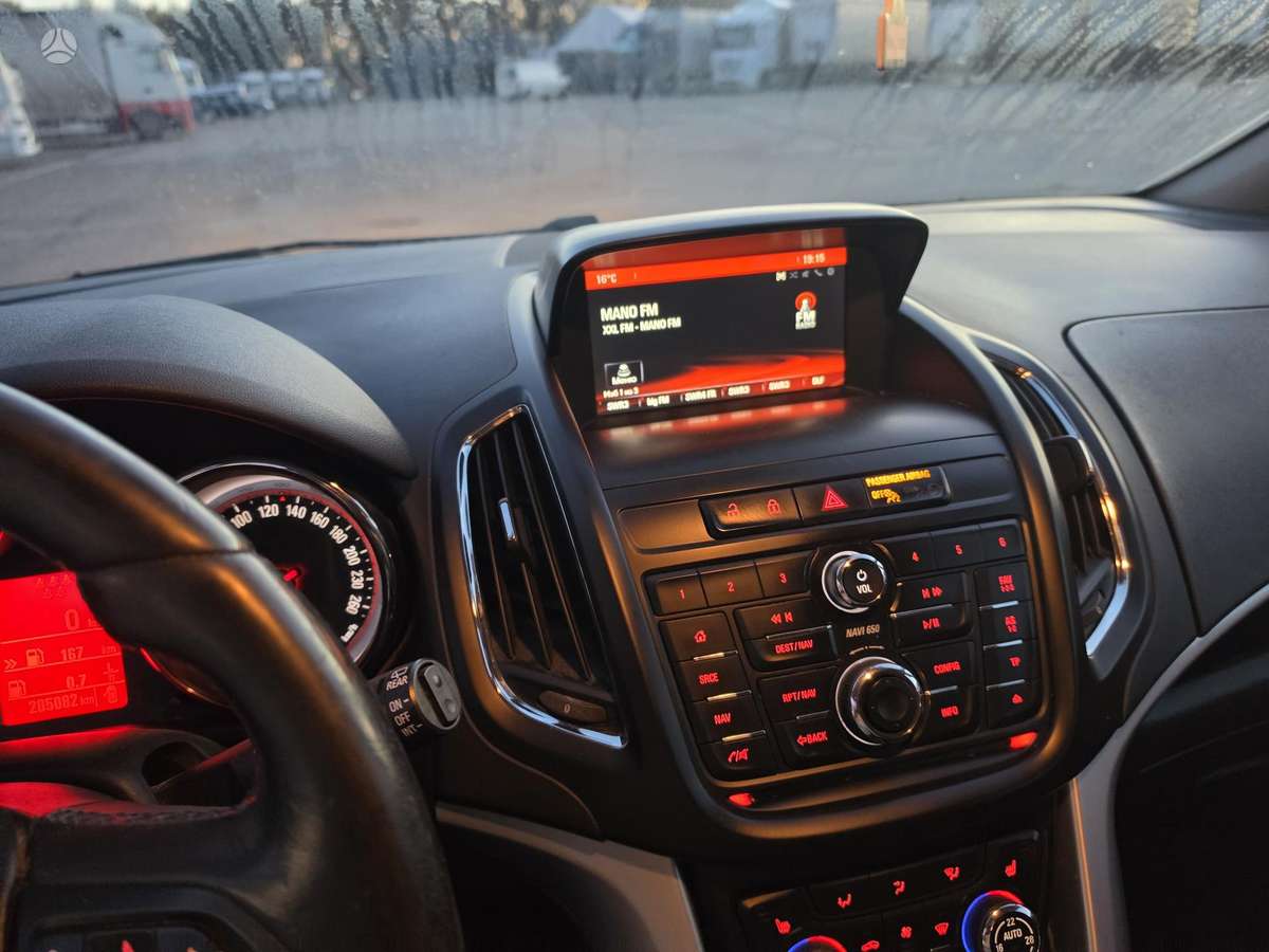 Opel Zafira 2015 — фото 10