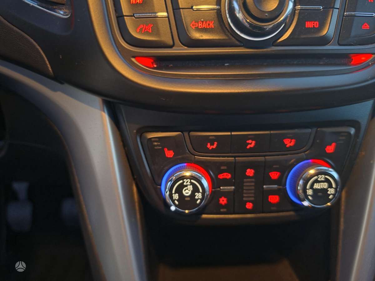 Opel Zafira 2015 — фото 11
